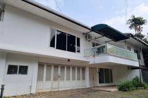 Rumah Halaman Luas Disewakan.cocok Untuk Usaha Atau Perkantoran