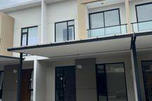 DISEWAKAN RUMAH 6X12,5 PIK 2 SIAP HUNI