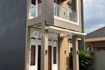 Rumah Mewah 2 Lantai Tengah Kota Dijual di Jalan Punai Parit Indah Pekanbaru