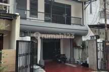 Rumah di Jl. Lumba-Lumba, Rawamangun - 2 Lantai!