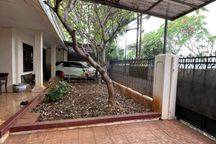 Rumah Lama Dibelakang Perkantoran Mt Haryono Tebet Jakarta Selatan. Cocok Untuk Usaha
