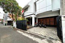 Rumah Besar Minimalis 300m2 Hook Parkir 4 Mobil