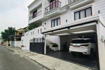 Rumah Mewah Full Furnished 360m2 Akses Jalan Lebar 3 Mobil