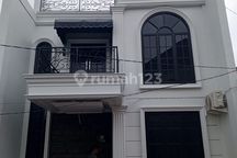 Rumah Eropa clasik modern 2.5 lantai Rooftop di Cimanggis,Free bi