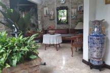 Rumah Menteng Furnish Depan Taman ,kusen Jati