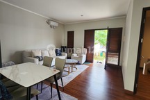 Dijual Rumah 2 Lantai Semi Furnished Kondisi Bagus Siap Huni Bebas Banjir Dekat Clubhouse dan Gerbang Burgundy Residence dan Summarecon Mal Bekasi