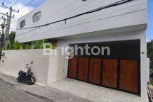 Villa Mewah 3 BR Siap Huni Dekat Pantai Batu Bolong, Canggu
