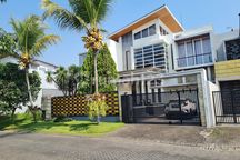 Rumah Mewah + Pool di Kawasan Eksklusif Boulevard Golf Araya