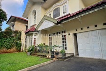 For Sale Dijual Rumah Desain Klasik di Area Kebayoran Baru