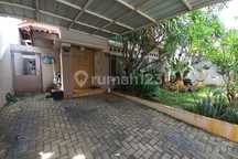 Rumah Teduh Interior Luas, Komplek Tenang Dekat Tol