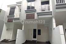 Rumah di Jual 2 Lantai Strategis Dekat Tol Jatinegra Jakarta Timur