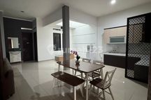 Disewakan Rumah Bagus Cantik Terawat Siap Huni Full Furnished Hadap Barat di Batununggal