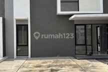 Disewakan Rumah Gress Pojok Surya Breeze Garden Dekat Stasiun Kereta Gedangan Karangbong Sidoarjo bisa Bulanan