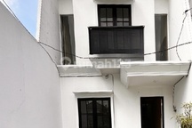 Dijual Rumah Gresss 2 Lantai Semi Furnished Terletak di Main Road Taman Lestari Pondok Tjandra Waru Sidoarjo Dekat Rungkut. Merr. Bandara Juanda