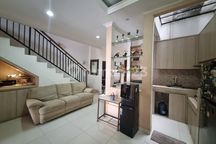 Turun Harga! Rumah Di Tebet Jaksel, 3 Kamar, Shm, Jalan 2 Mbl Lebar