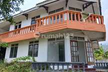 Tanah 650m² bonus Villa 2 Lantai 9 Kamar di Tretes, Harga 1 M?! Ini Gak Bakal Lama di Pasaran!