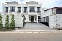 Rumah Mewah American Classic di Cempaka Putih Tengah Jakarta Pusat - 4+1 Kamar