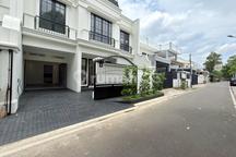 Rumah Mewah American Classic dengan Rooftop di Cempaka Putih Tengah - Komplek One Gate