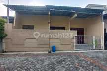 Disewakan Rumah 1,5 Lantai , Kt 3 , Km 2, Listrik 2200 W , Air Pam, Ada Garasi, Ada Carpot. Dekat Jalan Madukoro.