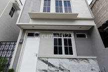 Rumah Modern 2 Lantai di Cempakap Putih Jakarta Pusat