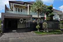 Rumah Mewah 2 Lantai Full Furnished+Kolam Renang di Istana Dieng