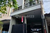 Rumah 2 Lantai di Kemayoran, 4Kt, Dekat KRL