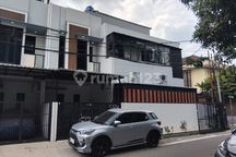 Rumah Mewah Cempaka Putih 2 Lantai SHM Dekat Kuliner Tamansolo