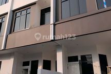 Rumah 3 Lantai Siap Huni Dekat Pt Pelni, Kantor Basarnas