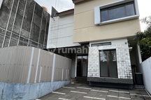 Disewakan Rumah 2 Lantai - Kamboja Town House - Lokasi Strategis