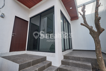 DIJUAL SHM VILLA MODERN BERTINGKAT DENGAN KOLAM RENANG SEMI INDOOR DAN ROOFTOP LUAS DI CANGGU - SVFC049