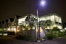 Disewa Rumah Mewah di Hoek dengan Kolam Renang di Bukit Cimanggu City
