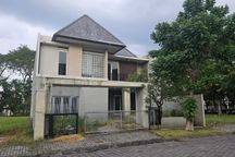 Rumah di Graha family Surabaya , HGB, Butuh Renovasi