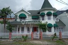 Dijual Rumah 2 Lantai di Wonocolo Model Victorian Lokasi Strategis