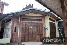 Rumah Induk Dan Koskosan Di Jalan Kaliurang Km12