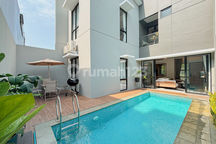 Rumah Mewah Punya Kolam Renang/Pool & 6 Kamar di Cluster Grand Wisata