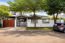 Rumah Luas Nempel Tol Dalam Komplek One Gate System