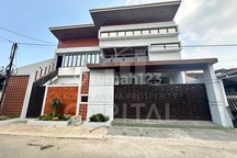 Rumah Baru 3 Lantai dengan Industrial Minimalis Modern Style di Parakan Batununggal