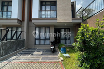 Disewa Rumah Cluster Terbaru Fully Furnished 3+1Kt di Kota Wisata Cibubur, Siap Huni, Bangunan Baru, Lokasi Strategis Full Furnished, Rumah, 2 Lantai, SHM,.