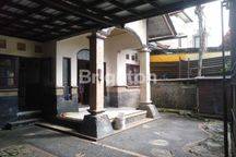 RUMAH DI PERUMAHAN SARI JIMBARAN