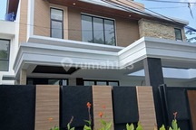 Rumah Mewah Brand New Modern Design Dalam Perumahan di Radio Dalam