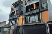 Rumah Mewah dan Eksklusif 4 Lantai Ada Lift dan Ada Private Pool di Kemang Jakarta Selatan