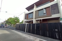 Rumah Keren Mewah Minimalis Lokasi Strategis Dalam Perumahan Dekat Toll dan Golf Rawamangun Al-Azhar Tiptop Rumah Sakit Persahabatan dan Velodrome Mall Arion [ Kanan ]
