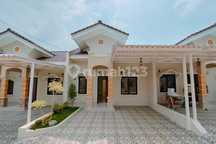 Hunian Rasa Vila dengan Tanah Luas - Aman & Nyaman Dalam Cluster