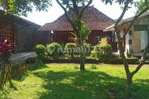 Rumah Joglo dengan Halaman Luas