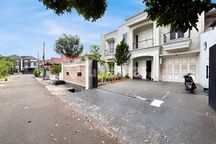 Akses 3 Mobil - Rumah Mewah di Tebet Timur ( Semi Furnished )