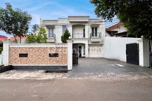 AKSES 3 MOBIL - RUMAH MEWAH DI TEBET TIMUR ( SEMI FURNISHED )