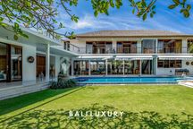 Vila Hak Milik di Stategis Petitenget Seminyak dengan Rooftop Ocean View