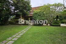 Villa 5 Br +2 Land Size 1200 Sqm Pantai Berawa Canggu Free Hold
