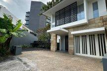Dijual Rumah ada Kolam Renang ROYAL RESIDENCE Wiyung 