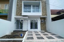 Rumah 2 Lantai Baru Gress, Modern Minimalis, Luas dan Siap Huni di Bukit Palma